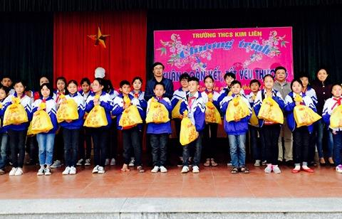 C&aacute;c thầy c&ocirc; gi&aacute;o, qu&yacute; vị phụ huynh v&agrave; học sinh quy&ecirc;n g&oacute;p tiền ủng hộ c&aacute;c em học sinh c&oacute; ho&agrave;n cảnh kh&oacute; khăn.