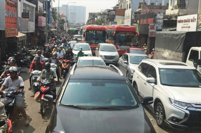 C&aacute;c phương tiện xếp h&agrave;ng d&agrave;i nh&iacute;ch từng ch&uacute;t một đến bến xe Miền Đ&ocirc;ng (Q.B&igrave;nh Thạnh, TPHCM). Ảnh: MINH QU&Acirc;N