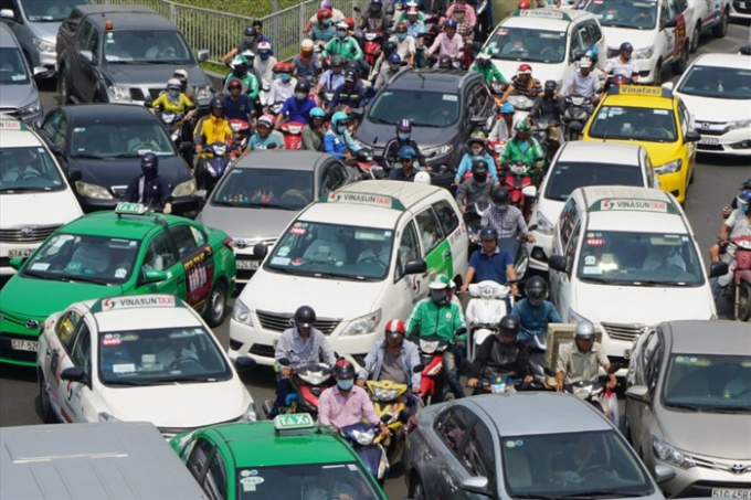 Xe cộ chen ch&uacute;c trước cổng s&acirc;n bay T&acirc;n Sơn Nhất (TPHCM) trưa 8.2. Ảnh MINH QU&Acirc;N