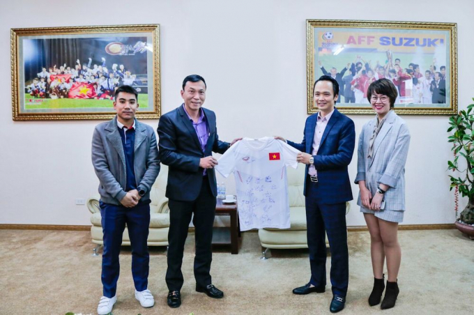 Chiếc &aacute;o c&oacute; chữ k&yacute; c&aacute;c cầu thủ U23 Việt Nam &ndash; qu&agrave; lưu niệm VFF tặng Tập đo&agrave;n FLC