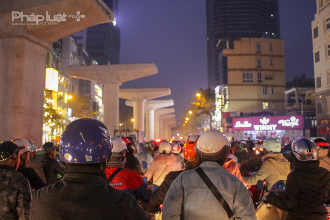 C&aacute;c phương tiện &ugrave;n ứ nghi&ecirc;m trọng tr&ecirc;n tuyến đường Cầu Giấy.&nbsp;