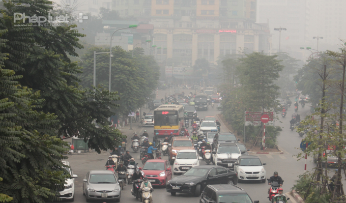 Tại đường Nguyễn Ch&iacute; Thanh, d&ugrave; mới thu hẹp dải ph&acirc;n c&aacute;ch nhưng t&igrave;nh trạng &ugrave;n ứ vẫn t&aacute;i diễn trong những ng&agrave;y gi&aacute;p Tết.