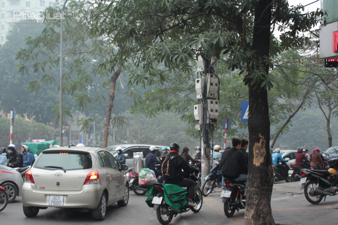 Nhiều xe m&aacute;y lao l&ecirc;n vỉa h&egrave; để t&igrave;m lối tho&aacute;t khỏi c&aacute;c điểm &ugrave;n tắc.