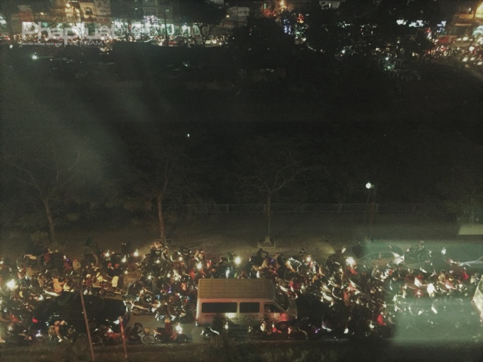 Nhiều tuyến đường như đường L&aacute;ng, Trần Duy Hưng, Kim m&atilde;... cũng trong t&igrave;nh cảnh &ugrave;n ứ k&eacute;o d&agrave;i (Nguồn: Otofun)