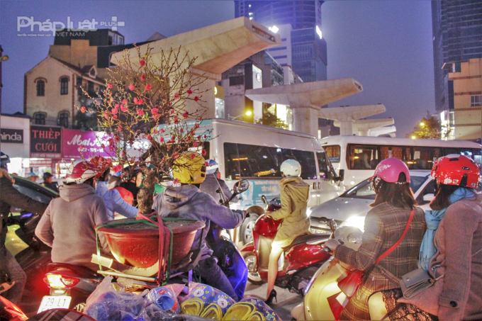 H&agrave; Nội: Giao th&ocirc;ng lộn xộn những ng&agrave;y gi&aacute;p Tết