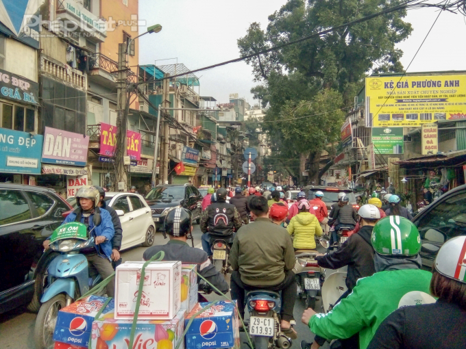 Những ng&agrave;y cuối năm, rất đ&ocirc;ng người d&acirc;n đổ ra đường mua sắm, chuẩn bị cho Tết.