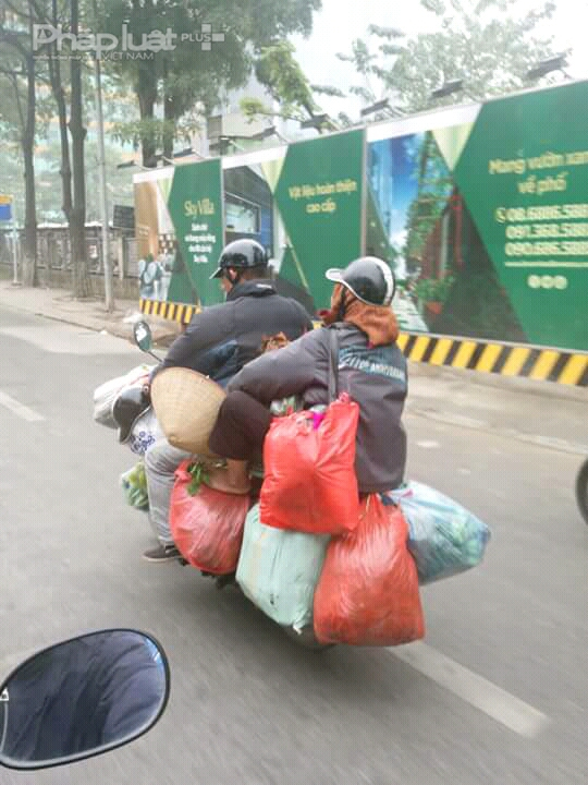 Vận chuyển h&agrave;ng h&oacute;a cồng kềnh g&acirc;y nguy&nbsp; hiểm cho bản th&acirc;n người tham gia giao th&ocirc;ng v&agrave; người đi đường. (Nguồn: Otofun)
