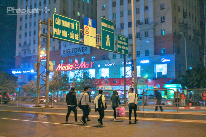 Người d&acirc;n thu xếp đồ đạc để về qu&ecirc; ăn Tết.