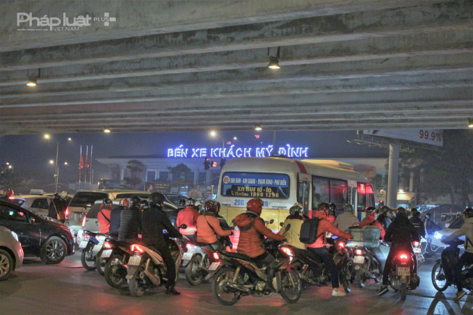 Hướng di chuyển về c&aacute;c b&ecirc;n xe lớn cua Thủ đ&ocirc; lu&ocirc;n đ&ocirc;ng k&iacute;n người.