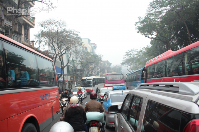 Lưu lượng xe kh&aacute;ch, xe du lịch tăng cao g&acirc;y &aacute;ch tắc.