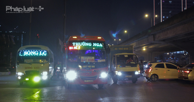 Xe kh&aacute;ch nối đu&ocirc;i nhau v&agrave;o bến để trả - đ&oacute;n kh&aacute;ch, g&acirc;y &aacute;p lực lớn l&ecirc;n giao th&ocirc;ng.