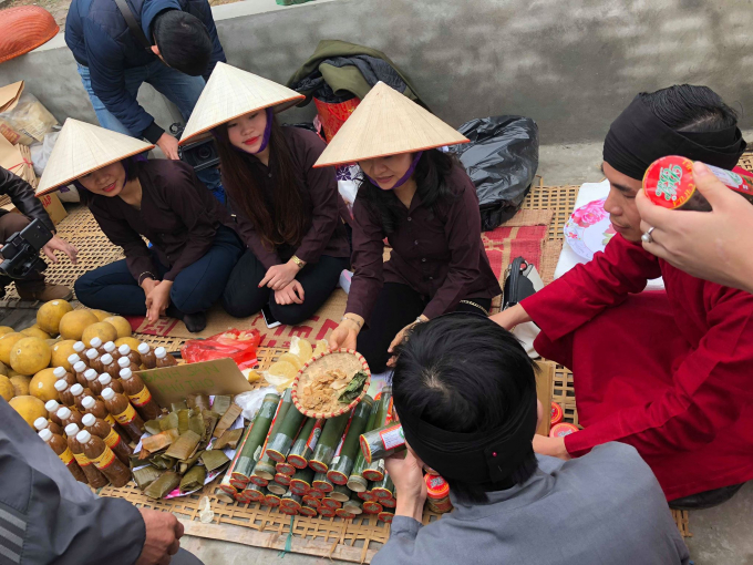 Những người b&aacute;n h&agrave;ng mặc &aacute;o B&agrave; ba, đội n&oacute;n l&aacute; g&oacute;p phần v&agrave;o việc t&aacute;i hiện phi&ecirc;n chợ qu&ecirc;.