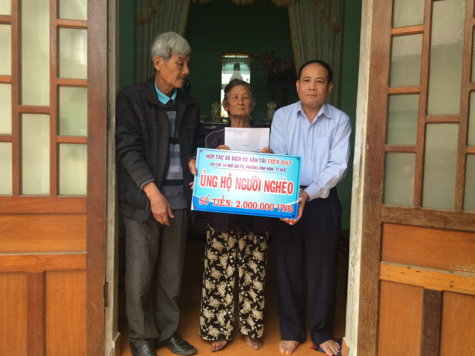 Trước đ&oacute; cũng từ nguồn quỹ &ldquo;V&igrave; người ngh&egrave;o&rdquo; Hợp t&aacute;c x&atilde; Dịch vụ Tiến Đạt c&ograve;n c&oacute; trao cho b&agrave; Nguyễn Thị Tồn (84 tuổi) 44/2 Phan Trọng Tịnh (phường Hương Long, TP Huế) số tiền 2 triệu đồng.