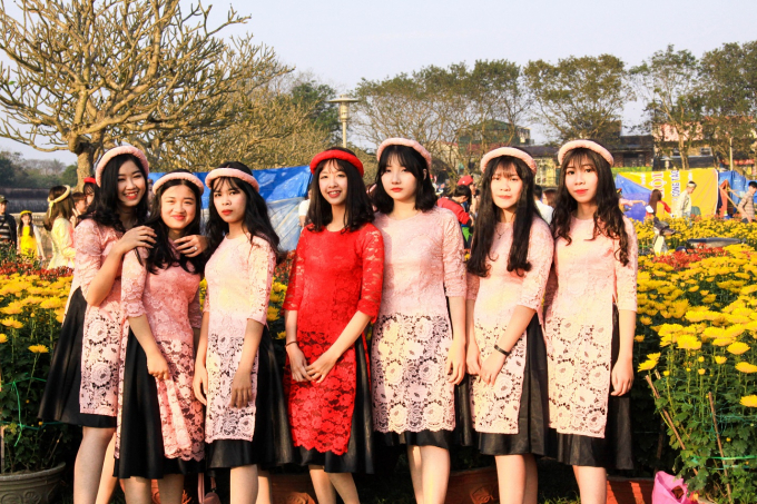 Những ng&agrave;y gi&aacute;p tết Nguy&ecirc;n Đ&aacute;n, c&aacute;c bạn trẻ lại đổ về chợ hoa xu&acirc;n tại c&ocirc;ng vi&ecirc;n Thương Bạc (TP Huế) để lưu giữ những khoảnh khắc tuyệt đẹp, ngập tr&agrave;n sắc hoa.