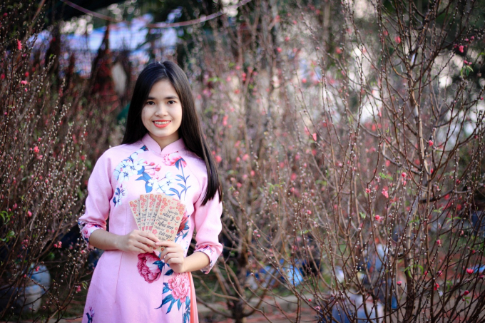 Những c&agrave;nh đ&agrave;o sớm đ&atilde; nở hoa để c&ugrave;ng tỏa sắc với c&aacute;c thiếu nữ xinh đẹp, y&ecirc;u kiều.