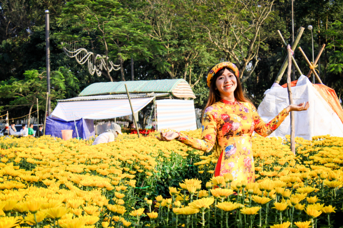 Vẻ đẹp căng tr&agrave;n sức sống của c&aacute;c thiếu nữ trong cảnh sắc mơ m&agrave;ng để hoa l&aacute; đ&acirc;m chồi nảy lộc