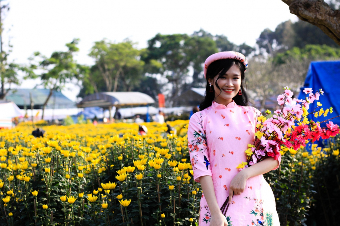 Sắc hồng dịu d&agrave;ng nổi bật giữa vườn xu&acirc;n đầy nắng.