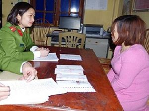 Cơ quan c&ocirc;ng an lấy lời khai đối tượng. (Ảnh b&aacute;o An ninh thủ đ&ocirc;)