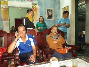 Vợ chồng &ocirc;ng Anh v&agrave; h&agrave;ng x&oacute;m lo lắng v&igrave; nạn trộm.