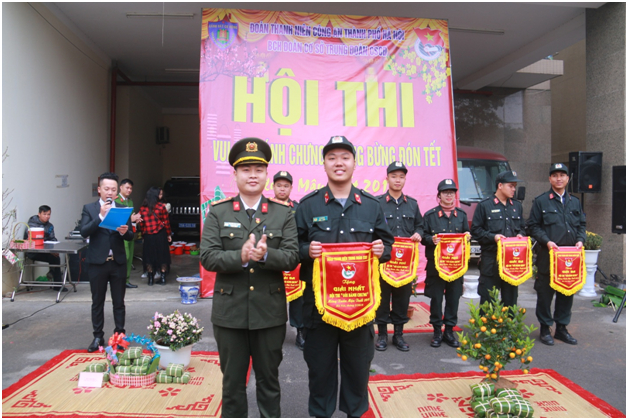 Đ/c Đại &uacute;y Nguyễn Minh Tuấn, Ph&oacute; B&iacute; thư Đo&agrave;n Thanh ni&ecirc;n CATP H&agrave; Nội trao giải thưởng cho c&aacute;c đội đoạt giải trong hội thi.