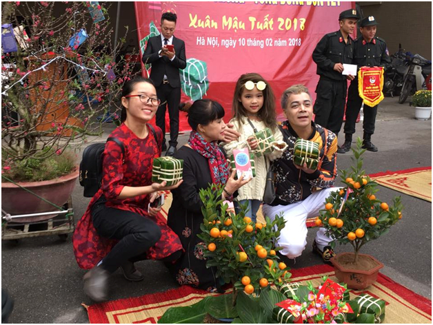 NSUT Hồng Li&ecirc;n, ca sĩ T&acirc;m Nguyện, Ng&ocirc;i sao nh&iacute; Bảo Trang đang vui vẻ chụp ảnh với những chiếc b&aacute;nh chưng.