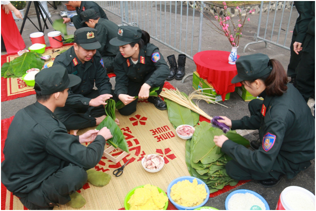 Nữ cảnh s&aacute;t cơ động đang hướng dấn đồng nghiệp c&aacute;ch gấp l&aacute; dong.