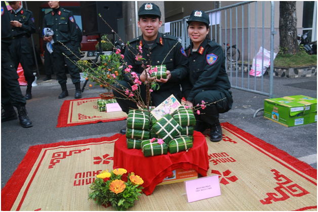 C&ugrave;ng xem c&aacute;c chiến sĩ cảnh s&aacute;t cơ động PK20 trổ t&agrave;i g&oacute;i b&aacute;nh chưng