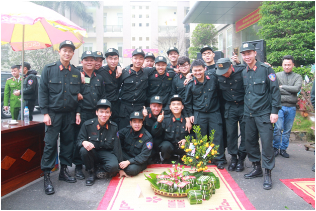 Nụ cười, niềm vui của c&aacute;c chiến sĩ b&ecirc;n th&agrave;nh quả của m&igrave;nh đ&atilde; l&agrave;m được.