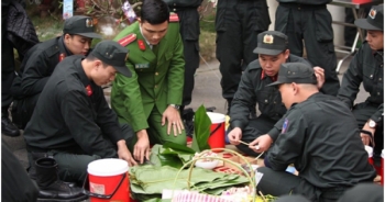 Cùng xem các chiến sĩ cảnh sát cơ động PK20 trổ tài gói bánh chưng