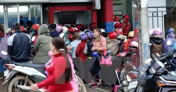 Tết: Đi đâu cũng khó, rút tiền cũng khổ