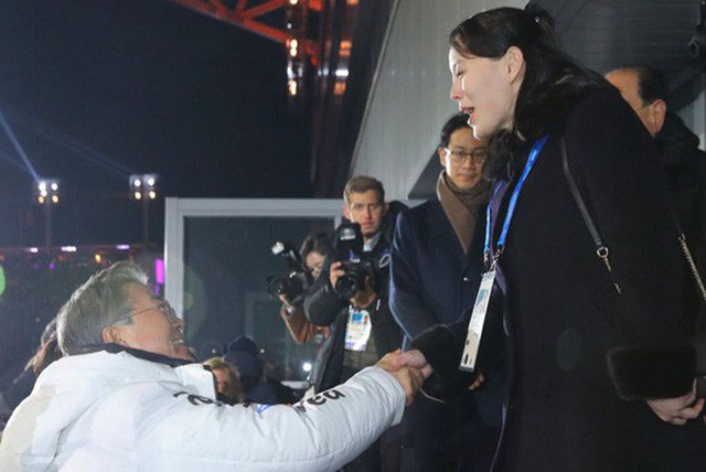 C&uacute; bắt tay lịch sử giữa Tổng thống H&agrave;n Quốc Moon Jae-in v&agrave; c&ocirc; Kim Yo-jong. Ảnh: Reuters