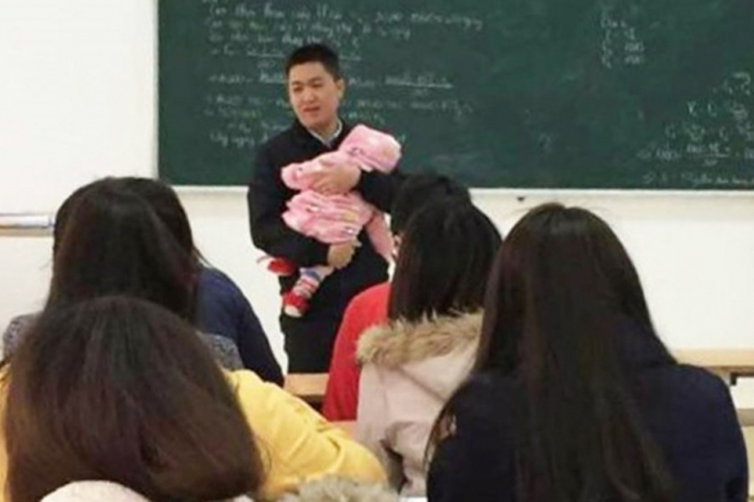 Bức ảnh giảng vi&ecirc;n bế con cho nữ sinh l&agrave;m b&agrave;i thi