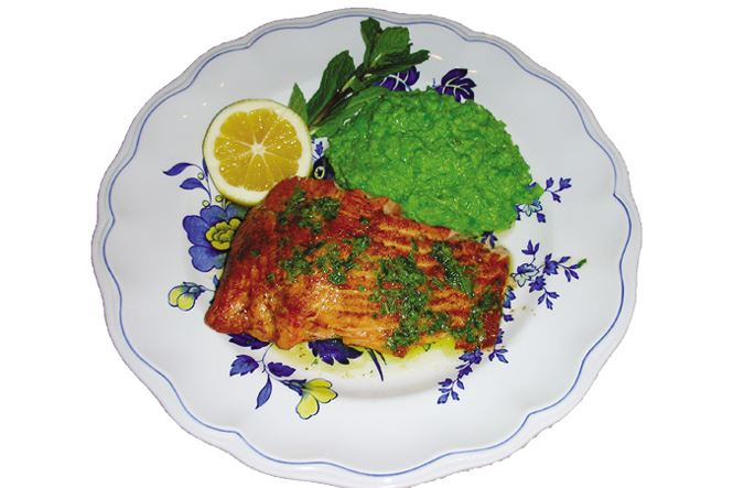 M&oacute;n c&aacute; hồi chấm nước sốt theo gu T&acirc;y.&nbsp;Ảnh: C&ocirc;ng Khanh.