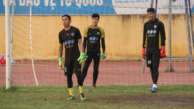 Tiến Dũng (giữa) đ&atilde; được bắt ch&iacute;nh trận đầu ti&ecirc;n ở AFC Cup. Ảnh: K.H
