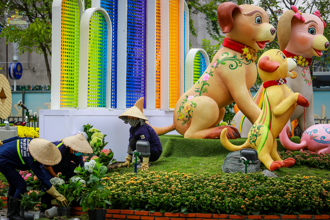 Những ng&agrave;y gi&aacute;p Tết, nhiều tuyến đường trung t&acirc;m TP HCM như L&ecirc; Duẩn, Phạm Ngọc Thạch&hellip; rộn r&agrave;ng kh&ocirc;ng kh&iacute; Tết. Tại đường hoa Nguyễn Huệ (quận 1), c&ocirc;ng t&aacute;c trang tr&iacute; đang được gấp r&uacute;t ho&agrave;n tất để kịp ng&agrave;y khai mạc (28 th&aacute;ng Chạp, tức ng&agrave;y 13/2).