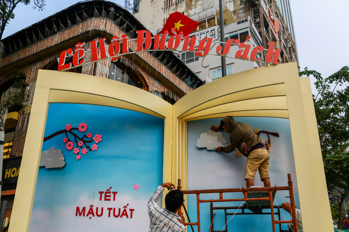 Tr&ecirc;n g&oacute;c đường Nguyễn Huệ - Mạc Thị Bưởi, nh&oacute;m c&ocirc;ng nh&acirc;n kh&aacute;c cũng tất bật ho&agrave;n thiện c&aacute;c tiểu cảnh phục vụ lễ hội đường s&aacute;ch.
