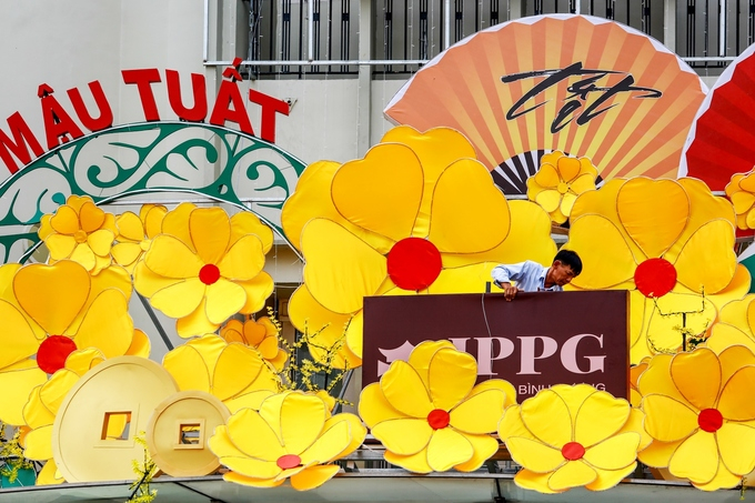 C&ocirc;ng nh&acirc;n trang tr&iacute; hoa mai bẳng vải tại một kh&aacute;ch sạn tr&ecirc;n đường L&ecirc; Th&aacute;ng T&ocirc;n (quận 1).