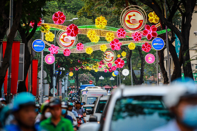 D&agrave;n đ&egrave;n led với hoa tiết hoa mai, hoa đ&agrave;o rực rỡ tr&ecirc;n đường Nam Kỳ Khởi Nghĩa (quận 1).