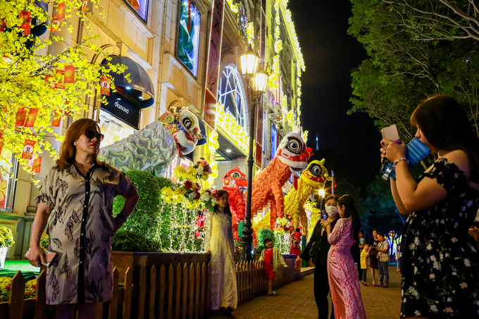 Người d&acirc;n, kh&aacute;ch du lịch tham quan v&agrave; chụp h&igrave;nh kh&ocirc;ng kh&iacute; Tết tại một trung t&acirc;m thương mại đối diện Nh&agrave; thờ Đức B&agrave;.