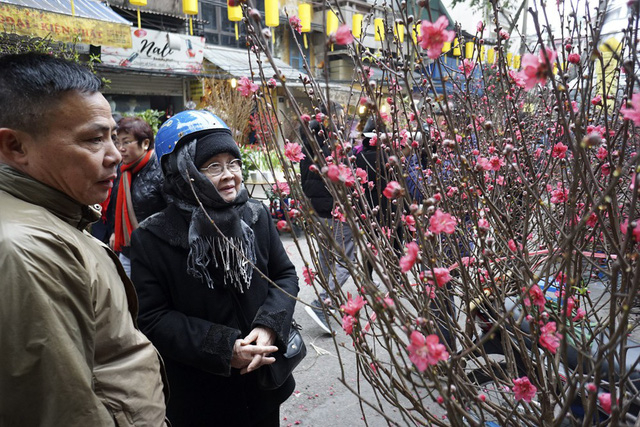 Những c&agrave;nh đ&agrave;o lớn hơn c&oacute; gi&aacute; dao động khoảng 200 - 400 ngh&igrave;n đồng/c&agrave;nh.