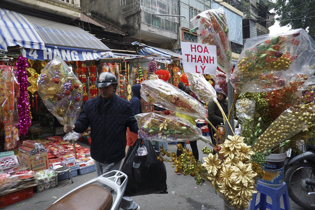C&aacute;c loại hoa giả cũng được b&aacute;n thanh l&iacute; kh&ocirc;ng kh&aacute;c g&igrave; những mặt h&agrave;ng kh&aacute;c.