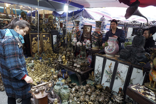 Khu vực bu&ocirc;n b&aacute;n đồ giả cổ tập trung tại ng&atilde; tư H&agrave;ng Lược - H&agrave;ng M&atilde;.