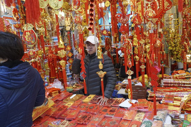 V&ocirc; v&agrave;n c&aacute;c loại bao l&igrave; x&igrave; với m&agrave;u sắc đỏ rực được thiết kế đẹp mắt, gi&aacute; khoảng 40 ngh&igrave;n đồng một g&oacute;i 10 chiếc.