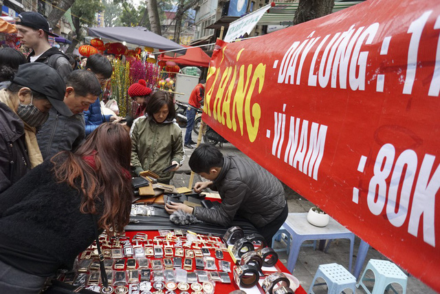 Một quầy b&aacute;n h&agrave;ng giảm gi&aacute; rất đ&ocirc;ng kh&aacute;ch mua trong chợ hoa H&agrave;ng Lược.