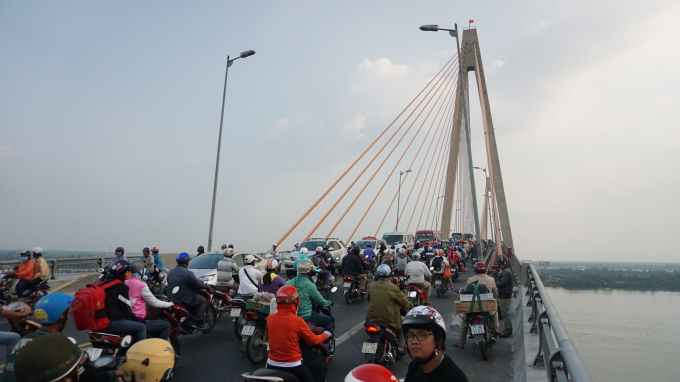 Cầu Rạch Miễu &ldquo;thất thủ&rdquo; cả 2 chiều.