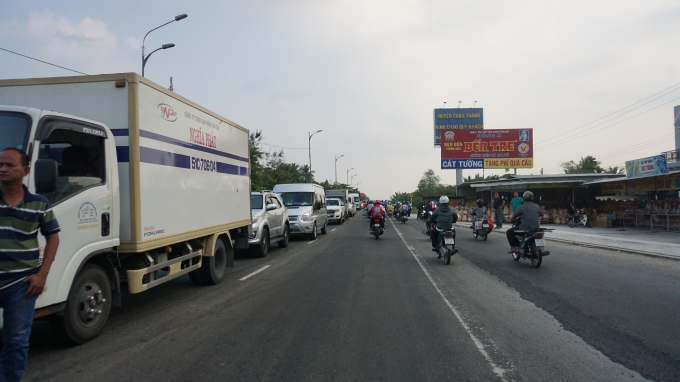 Xe tải từ c&aacute;c tỉnh về TP HCM &ugrave;n ứ xếp h&agrave;ng d&agrave;i 4-5 Km rừ 2 b&ecirc;n cầu.