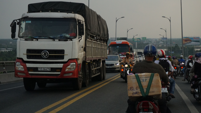 CSGT vất vả điều tiết.