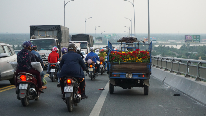 Xe lưu th&ocirc;ng 1 chiều, một chiều đứng y&ecirc;n.
