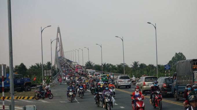 H&agrave;ng ng&agrave;n phương tiện về qu&ecirc; ăn Tết.