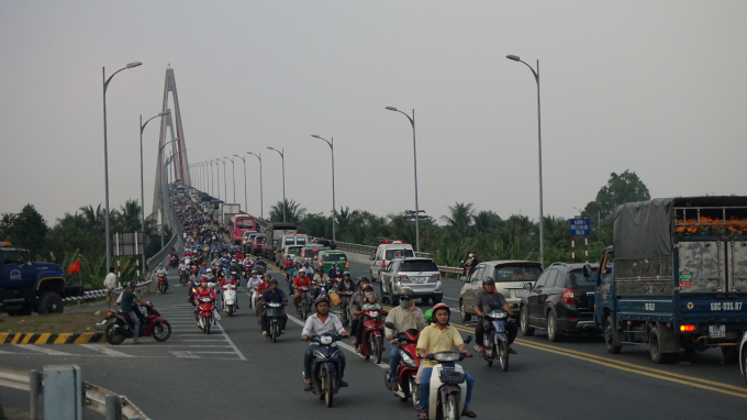 Cầu Rạch Miễu qu&aacute; tải.